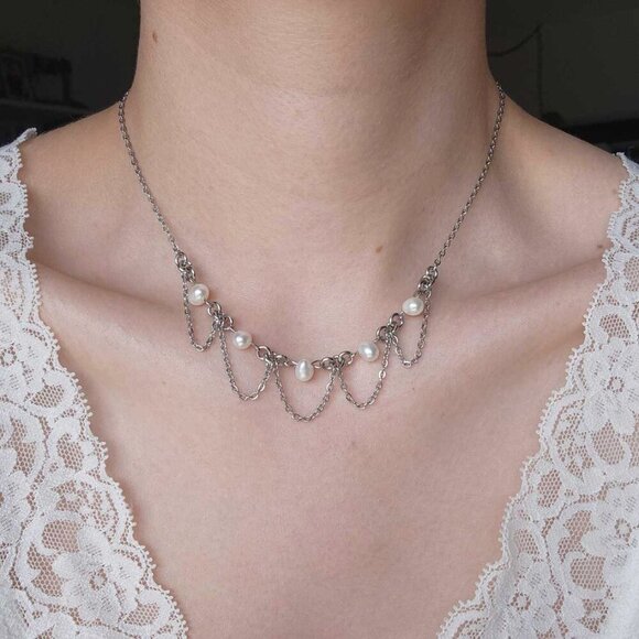 Gothic Coquette white freshwater pearl chandelier necklace with a silver chain - Picture 6 of 7